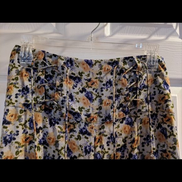 🆕WOT UO | Floral High Waisted Wide Leg Pants - Picture 2 of 7